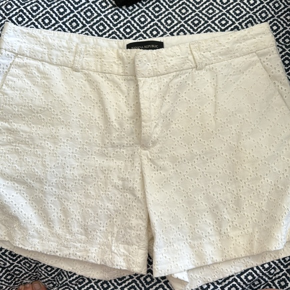 Banana Republic Pants - 6P petite white shorts